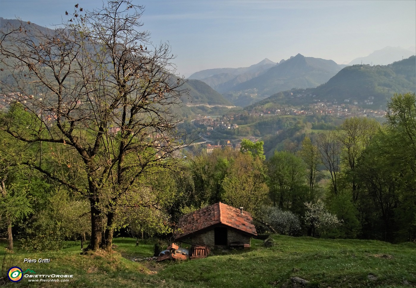 17 Vista sul baitello 'Ferrari' e verso la Val Serina.JPG